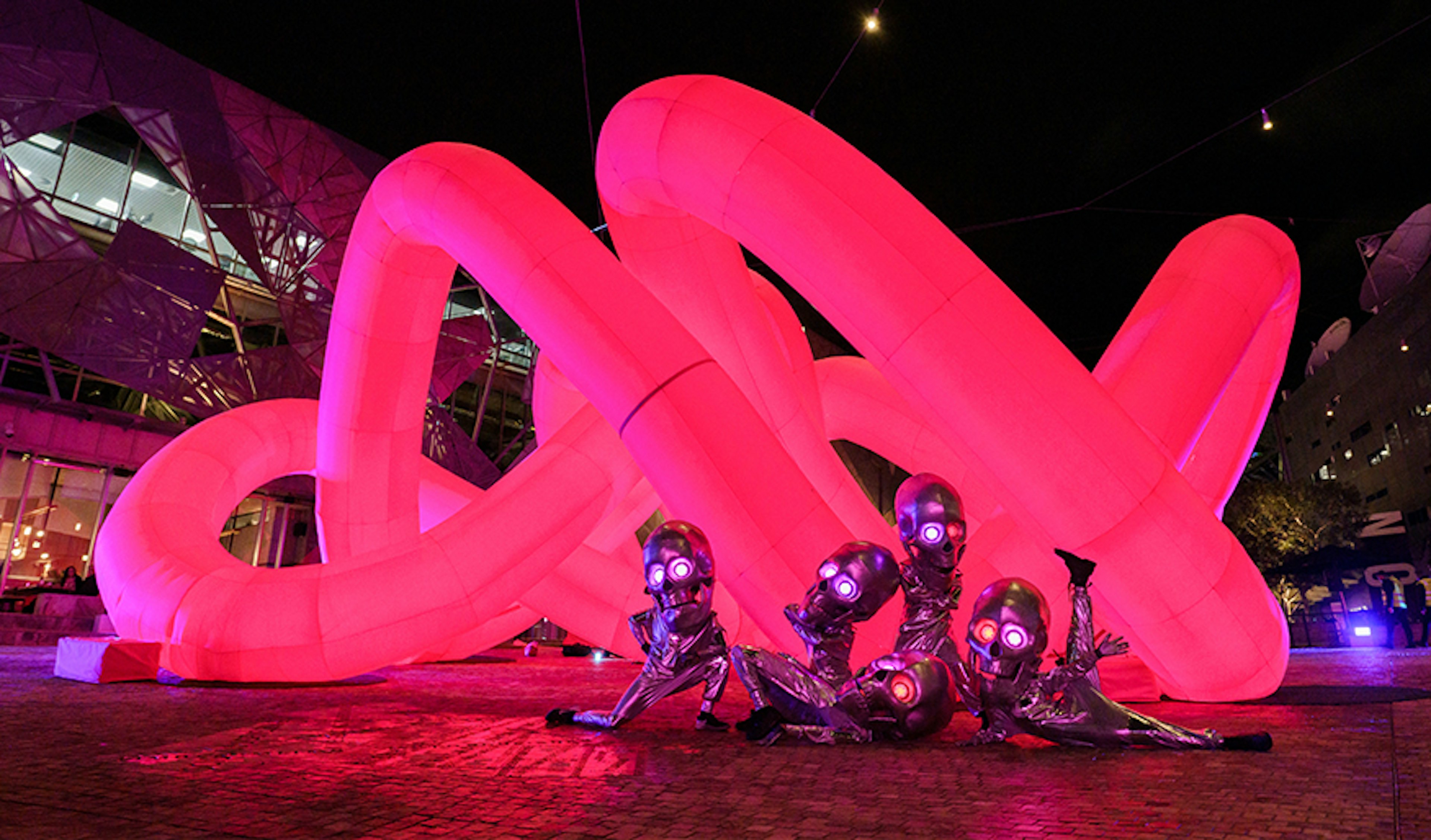 The Knot by Cyril Lancelin with Curious Creatures posing in front of it